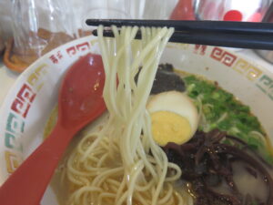 角萬ラーメン@ラーメン角萬（熊本県八代市）麺