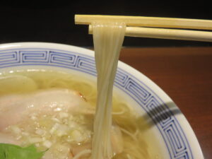 塩らぁめん@らぁめん信（町田駅）麺