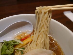 貝らぁ麺（醤油）並盛@らぁ麺 はつ穂（麹町駅）麺