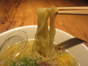 塩わんたん麺@らぁ麺 かりよん（仮）（泉岳寺駅）麺