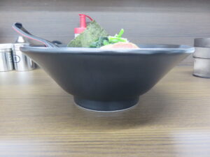 太麺ラーメン@豚骨醤油ラーメン 心（大師前駅）ビジュアル：サイド