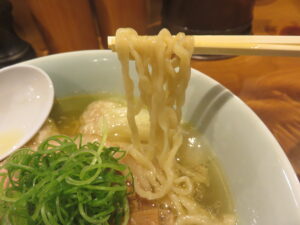 わんたん塩そば（太麺）@中華そば しば田（狛江駅）麺