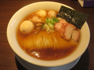 支那そば味玉わんたん麺（醤油）@支那そば かでかる 本店（沖縄県中頭郡）ビジュアル