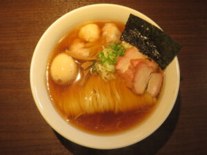 支那そば味玉わんたん麺（醤油）@支那そば かでかる 本店（沖縄県中頭郡）ビジュアル：トップ