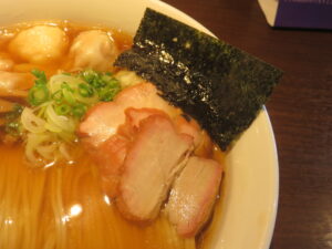 支那そば味玉わんたん麺（醤油）@支那そば かでかる 本店（沖縄県中頭郡）具：海苔