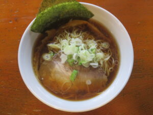 醤油ラーメン@麺屋 招き寅（百草園駅）ビジュアル：トップ