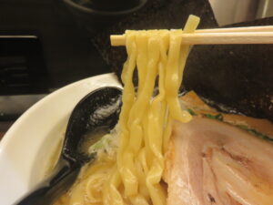 光の醤油ラーメン@麺と酒 高木製麺所（武蔵新城駅）麺