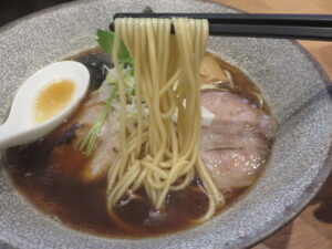 淡麗醤油らー麺（並盛）@麺処 湯咲（細畑駅）麺