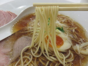 あご出汁醤油ラーメン@麺匠 虎白 新宿アイランドタワー店（西新宿駅）麺