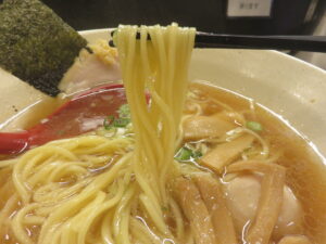 醤油らーめん@らーめん にな川（武蔵境駅）麺