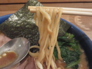 ハウス系トンコツしょうゆ@ミッドナイトトンコツねいろ家（荻窪駅）麺