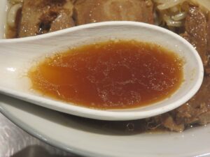 らーめん（200g）@成城贅肉店（芦花公園駅）スープ