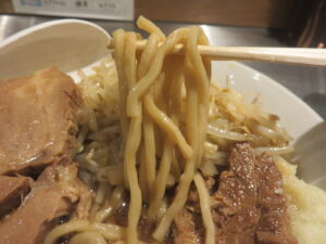 らーめん（200g）@成城贅肉店（芦花公園駅）麺