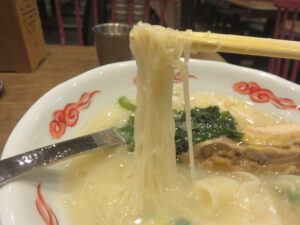 かつお豚骨スープ野菜わんたん麺（台湾極細麺シングル）@手包み わんたん好 秋葉原店（秋葉原駅）麺