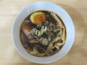 古町ブラックラーメン@古町めんの坊（日暮里駅）ビジュアル：トップ