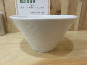 古町ブラックラーメン@古町めんの坊（日暮里駅）ビジュアル：サイド