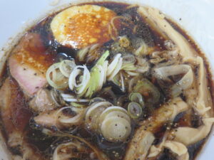 古町ブラックラーメン@古町めんの坊（日暮里駅）具