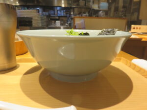 醤油らー麺@麺皇（麹町駅）ビジュアル：サイド