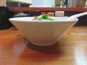 濃厚鶏白湯ラーメン@麺屋 竹馬（葛西駅）ビジュアル：サイド