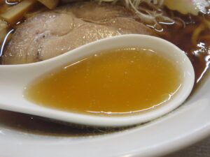 醤油らーめん@つけ蕎麦 中華蕎麦 尚念（南松本駅）スープ