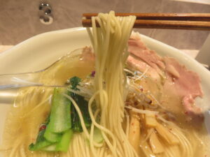 塩らーめん@shizuku（早稲田駅）麺