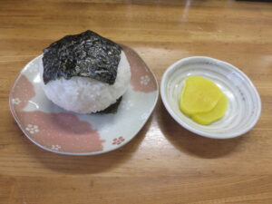 ワンタンメン（醤油）@にのみやラーメン（根室駅）おにぎり（鮭）