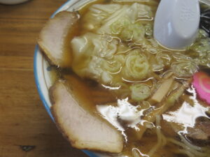 ワンタンメン（醤油）@にのみやラーメン（根室駅）具：肉ワンタン