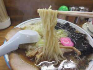 ワンタンメン（醤油）@にのみやラーメン（根室駅）麺