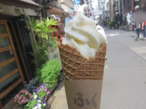 ラーメン@新潟ラーメン なみ福 浅草店（浅草駅）なみ福茶屋：なみ福ソフト（笹川流れの藻塩がけ）