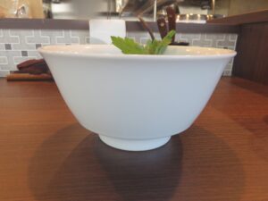 しょうゆらぁ麺@支那蕎麦屋 藤花（仲町台駅）ビジュアル：サイド