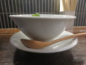 塩らぁ麺@MENSHO District（代々木上原駅）ビジュアル：サイド