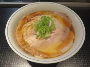 冷やし水と鶏の醤油ラーメン@ロックンビリーS1（代々木駅）ビジュアル