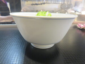 冷やし水と鶏の醤油ラーメン@ロックンビリーS1（代々木駅）ビジュアル：サイド