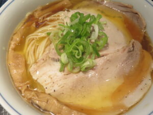 冷やし水と鶏の醤油ラーメン@ロックンビリーS1（代々木駅）具