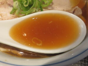 冷やし水と鶏の醤油ラーメン@ロックンビリーS1（代々木駅）スープ