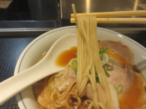 冷やし水と鶏の醤油ラーメン@ロックンビリーS1（代々木駅）麺