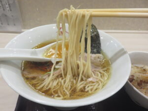九州醤油拉麺@御山拉麺（新宿三丁目駅）麺