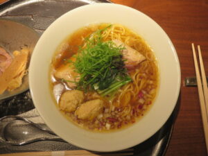 宍道湖蜆と煮干しの醤油らぁ麺@らぁ麺 かりよん（仮）（泉岳寺）ビジュアル：トップ
