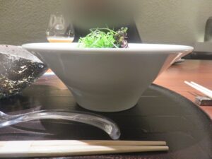 宍道湖蜆と煮干しの醤油らぁ麺@らぁ麺 かりよん（仮）（泉岳寺）ビジュアル：サイド