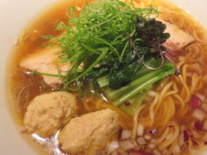 宍道湖蜆と煮干しの醤油らぁ麺@らぁ麺 かりよん（仮）（泉岳寺）具