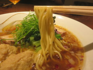 宍道湖蜆と煮干しの醤油らぁ麺@らぁ麺 かりよん（仮）（泉岳寺）麺