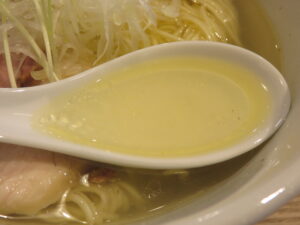 鶏塩らぁ麺@らぁ麺 椿（倉見駅）スープ