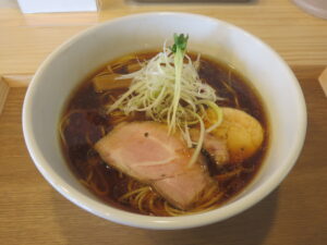 鶏醤油らぁ麺@MENYA TOMOSHIBI（川間駅）ビジュアル