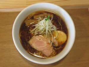 鶏醤油らぁ麺@MENYA TOMOSHIBI（川間駅）ビジュアル：トップ