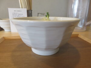 鶏醤油らぁ麺@MENYA TOMOSHIBI（川間駅）ビジュアル：サイド