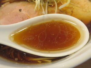 鶏醤油らぁ麺@MENYA TOMOSHIBI（川間駅）スープ