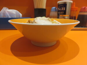 油そば（並）@油そば マイケル 御茶ノ水店（新御茶ノ水駅）ビジュアル：サイド