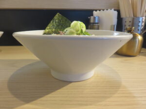 朝ラーメン@新家系ラーメン 気骨家（岩本町駅）ビジュアル：サイド