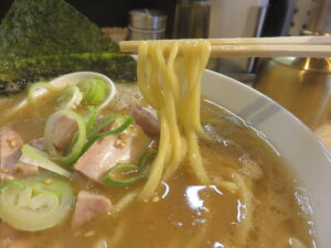 朝ラーメン@新家系ラーメン 気骨家（岩本町駅）麺