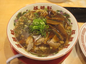 背脂黒醤油ラーメン（並）@伍福軒 新宿西口店（新宿駅）ビジュアル